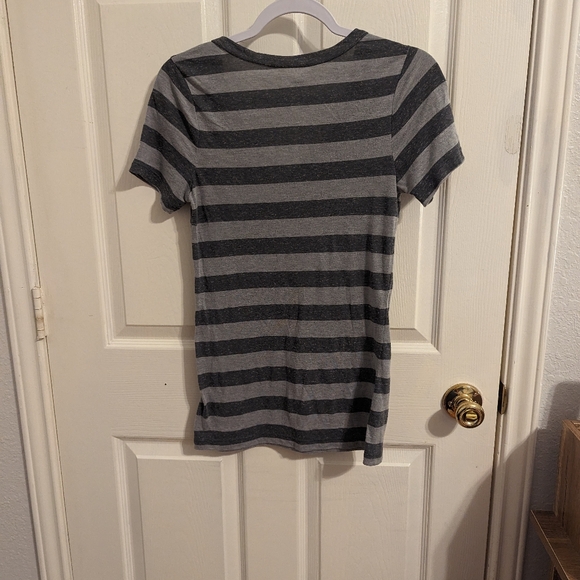 5/$20🩵 Old Navy Vintage Women's Vneck Tshirt - Picture 4 of 8
